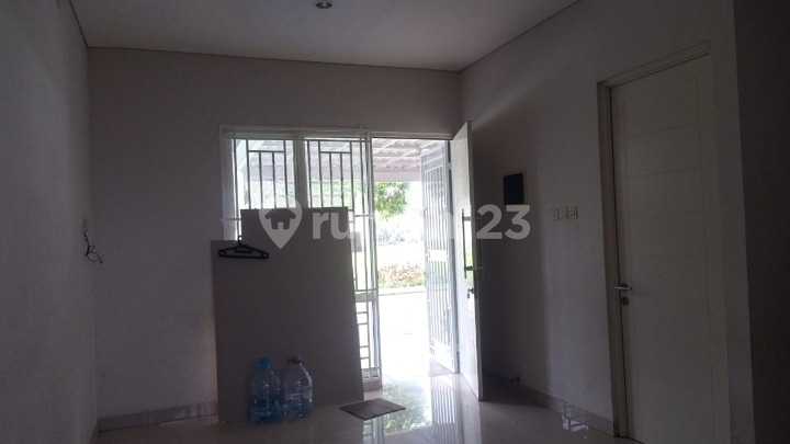 Modern House with Spacious Carport and 24-Hour Security