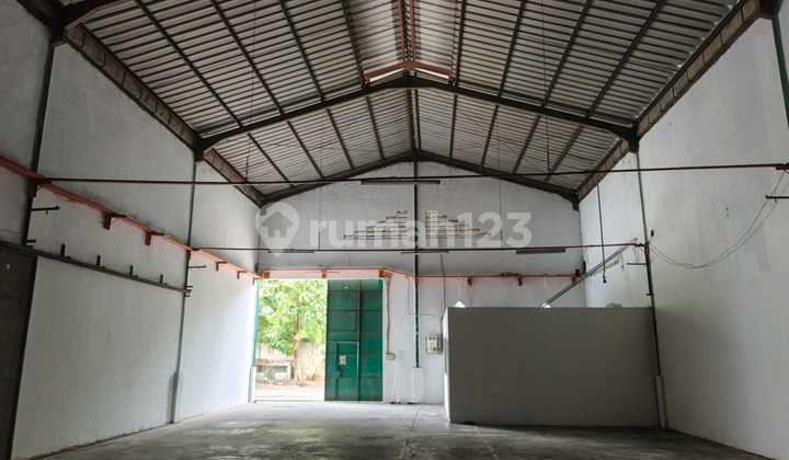 Large Warehouse for Logistics - Spacious & Safe Parking