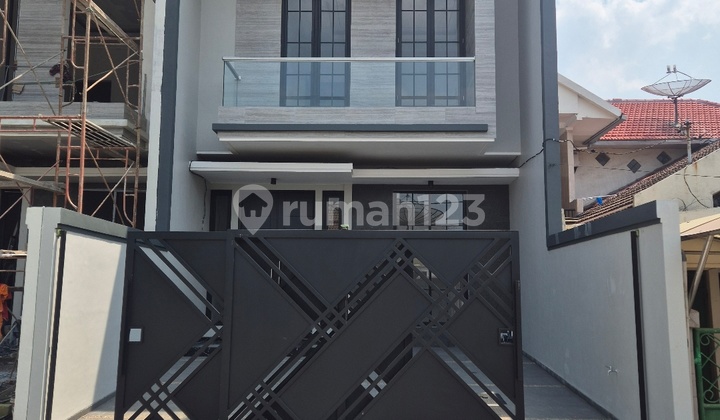 JUAL RUMAH MODERN minimalis SIAP HUNI Manyar Kertoadi, Surabaya Timur