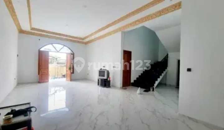 Rumah SHM Dijual Manyar Rejo Surabaya 2 Lantai - Unit Istimewa : Edisi Bu 2