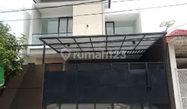 Selling a Strategic 2-Story House in Pondok Tjandra Sidoarjo
