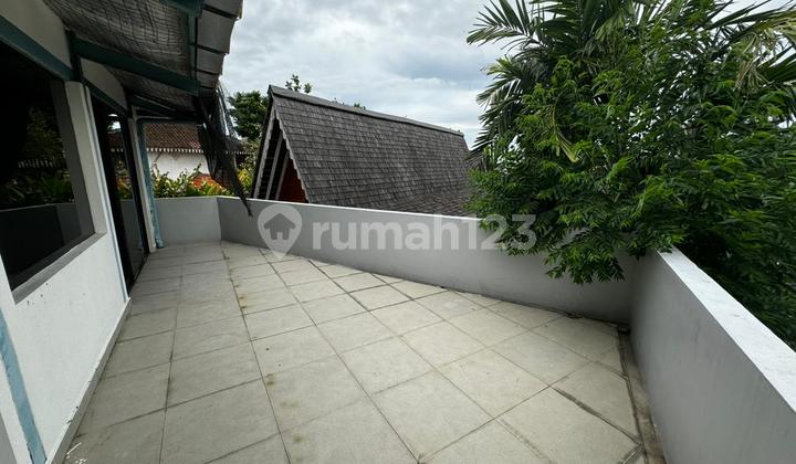 Premium Ex-Showroom Building 692m² in Kerobokan, Ideal for Business