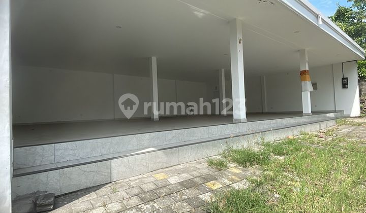 Strategic 135m² Commercial Building on Prerenan Main Road Canggu, Near the Beach 2