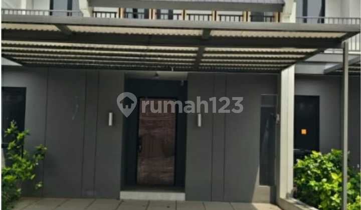 Luxury House; with Beautiful Lake and Garden Views, Close to Living World Mall, Schools, Places of Worship, Go Wet, and the Highway. 2