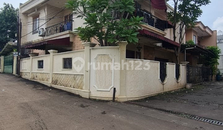 Rumah Mediterania Klasik HOEK 2 Lantai Di Ciputat S9309