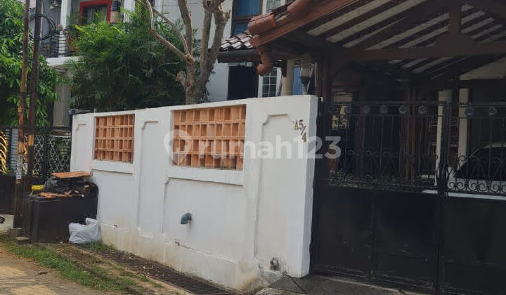 2-Story House in Ciputat Who Lives Semi-Furnished