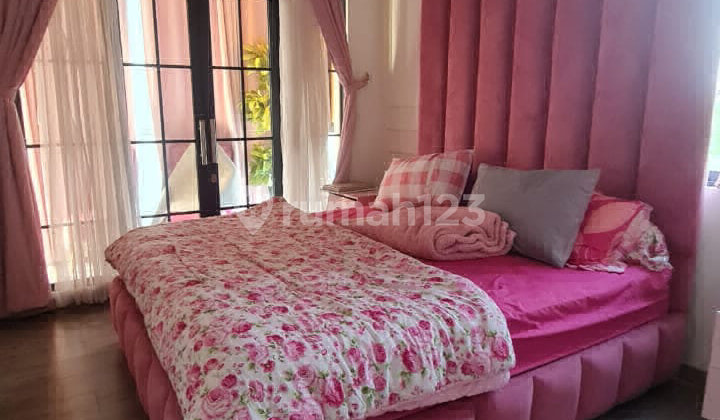 3-Storey Furnished Ready-to-Occupy House Lavon Swancity Tangerang R2312