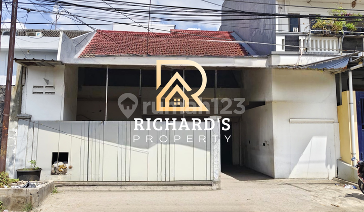 Muara Karang Roadside House Facing East