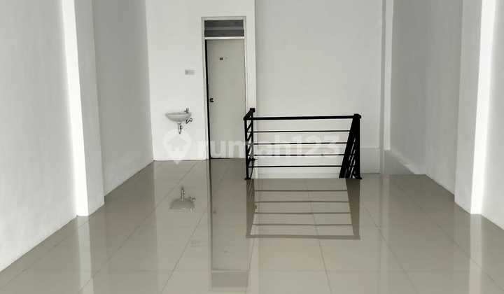 Lease 3-Story Silver Shop House Ready to Use Strategic North Sby 2