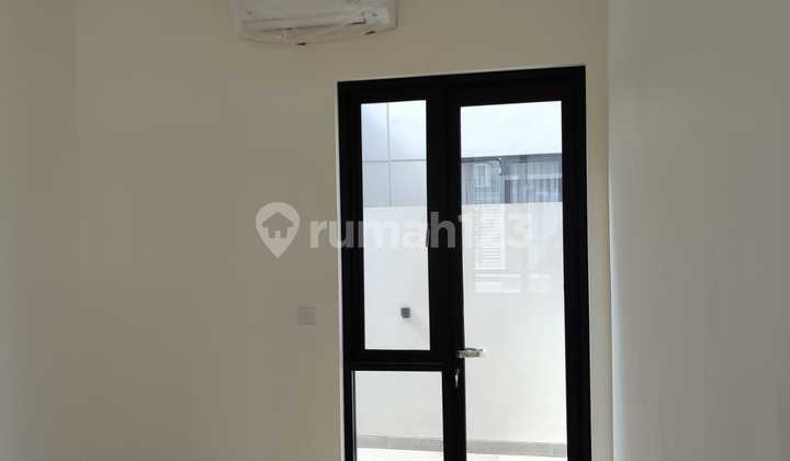 Dijual Rumah 3 Lantai Semi Furnish di Cluster Maninjau 2
