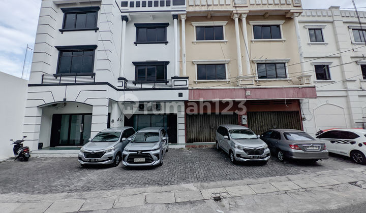 [For Rent] 3-story shop house on Kapten Mulyadi Street, Solo