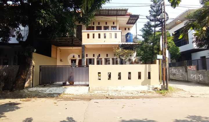 Rumah Tingkat Hoek Di Jalan Utama Peumahan