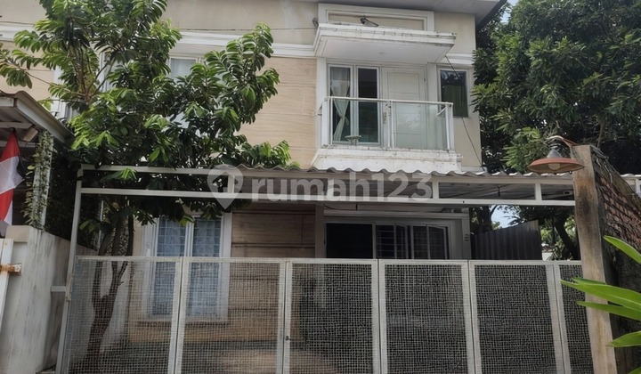 Rumah Kost Aktif 2 Lantai dengan 9 Kamar Tidur di Gading Serpong