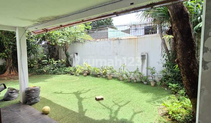 Disewakan Rumah dengan Lahan Luas Cocok untuk Office atau Usaha di Jl Tebet Barat 2
