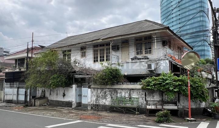 Dijual rumah tua di hook, lokasi tenang , jalan lebar dan lokasi strategis di Pejompongan jakarta pusat