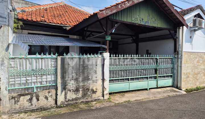 Dijual Rumah Lama dengan Lokasi yang Tenang dan Strategis di Daerah Cipete