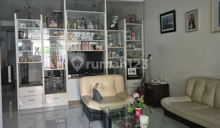TURUN HARGA !!!! Dijual rumah tua terawat lokasi tenang asri dalam komplek di Taman Alfa Indah, joglo kebun jeruk 2