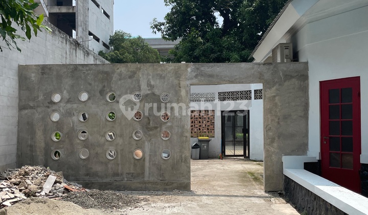 Dutch House for Sale with Large Land in the Menteng Area 2