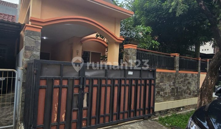 FOR RENT SEMI FURNISHED 3+1 BEDROOM HOUSE IN KEMANG PRATAMA FOR RENT SEMI FURNISHED 3+1 BEDROOM HOUSE IN KEMANG PRATAMA