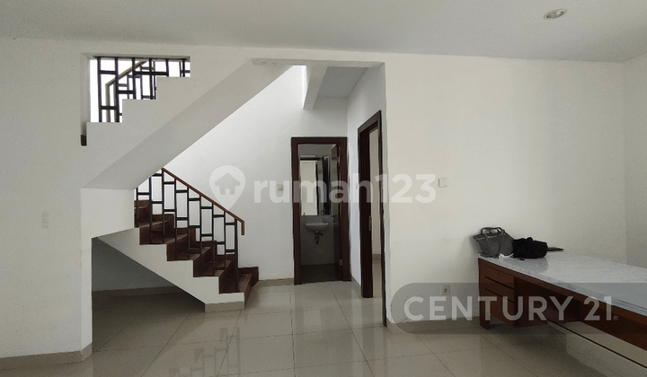 Rumah 2 Lantai Furnished Siap Huni di Cluster Simpruk Lippo Cikarang 2