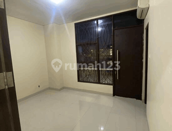 Rumah Bagus 2 Lt di Jl Utama Cluster Cosmo Estate Lippo Cikarang
