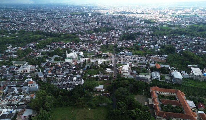 English Translation:

Boarding House for Sale 5 Minutes from UMM Tlogomas Malang, Car Access, Easy Intersection, All Rooms Have Private Bathroom. 2
