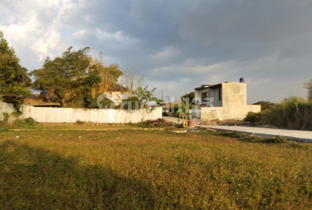 The land in Cipageran Cimahi has been subdivided with building rights certificates.