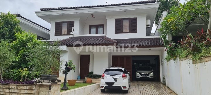 Rumah Mewah dengan Kolam Renang Dipejaten Barat