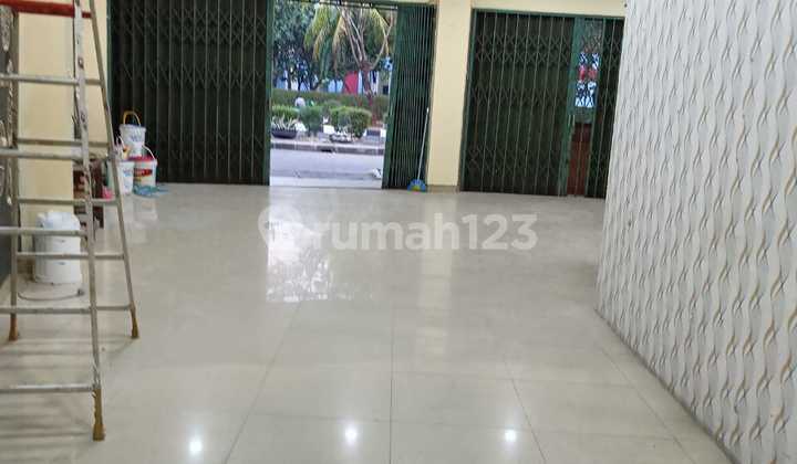 Three-and-a-Half Story Linked Shophouse, Excellent Condition, Strategic Location, Flood-Free, New Daan Mogot 2