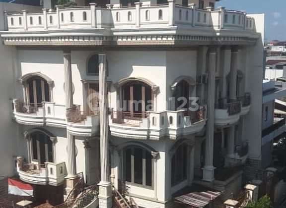 RUMAH HOEK MUARA KARANG SEMI FURNISHED 5 LANTAI HADAP BARAT DAYA