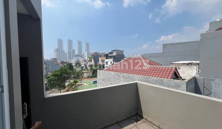 RUMAH BRAND NEW MUARA KARANG LT 52M2 3 LANTAI HADAP BARAT LAUT