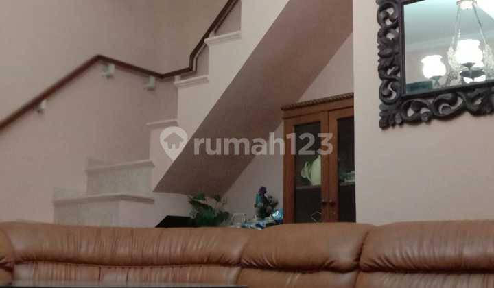 Rumah Bagus Siap Huni 2 Lantai Strategis di Jakarta Timur
