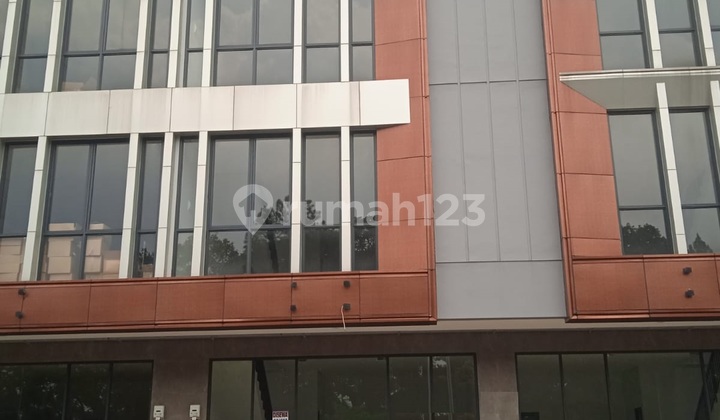 Good 3-Storey Commercial Building Ready for Strategic Business Near Toll Exit in Kota Wisata. 1