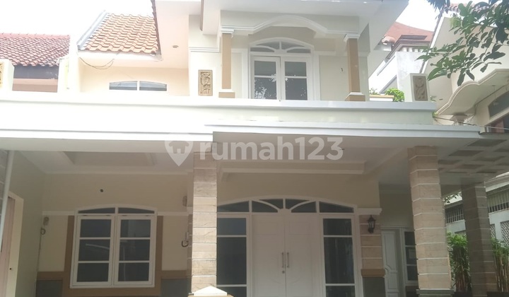 Rumah Bagus 2 Lantai Rapi Dekat Sport Club di Kota Wisata