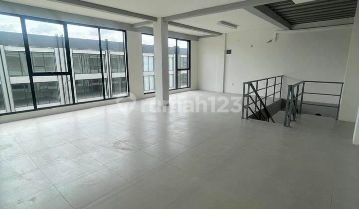 Warehouse Office Duta Indah Starhub, Loading 40ft Container Warehouse Office Duta Indah Starhub, Loading 40ft Container