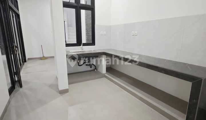 Rumah Puri Indah, Hadap Barat, 5 Kamar Tidur