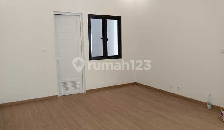 Rumah Baru Metland, Hadap Tenggara, 3 Lantai