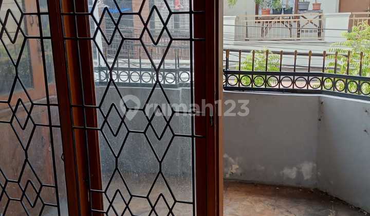 Rumah Luas 2 Lantai Strategis di Duren Sawit 2