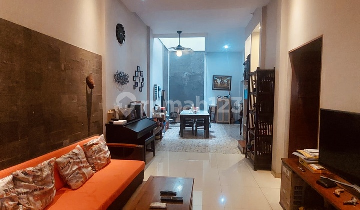 Rumah Modern Elegan dengan Desain Futuristik - Nyaman & Stylish!"