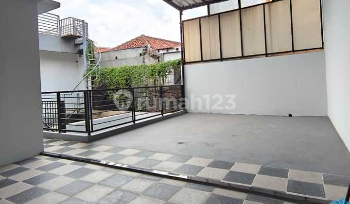 Rumah 2 Lantai Cantik, Bersih, Terawat Sempurna Tersembunyi di Cluster Ekslusif Jagakarsa 2