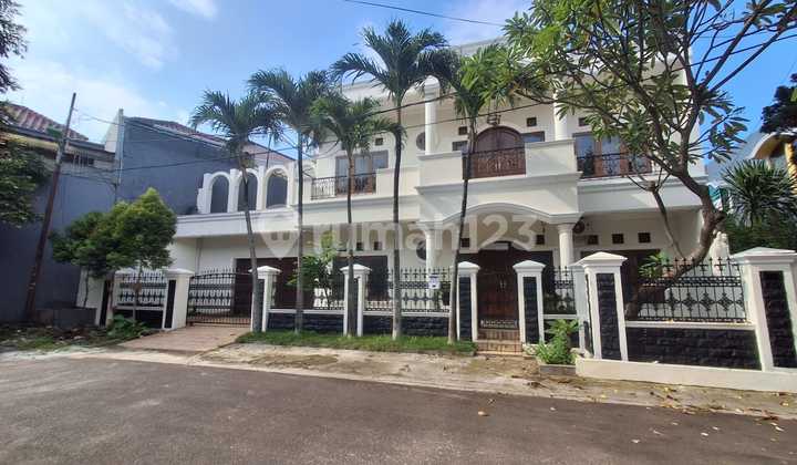 Sewa Rumah Mewah & Super Lua di Komplek Bilymoon Jakarta Timur! Sewa Rumah Mewah & Super Lua di Komplek Bilymoon Jakarta Timur!