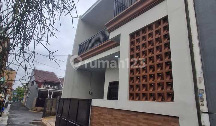 Rumah 2 LT 1,6 M-An di Pondok Kelapa, Shmdesain Modern,