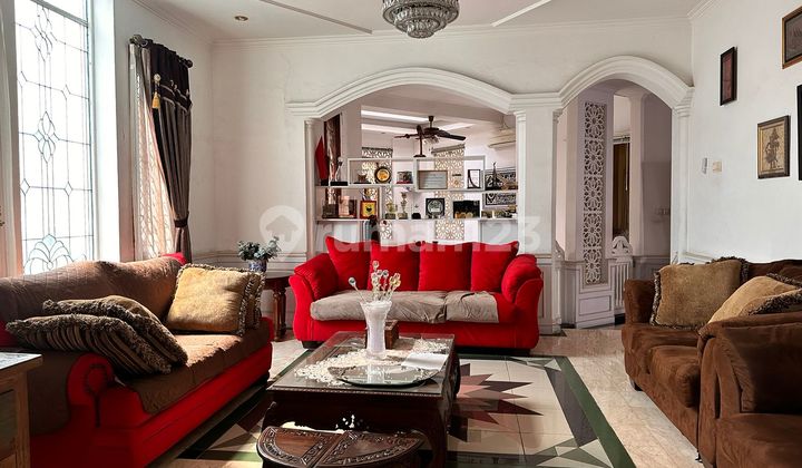 Resort Pribadi di Pondok Kelapa dengan Kolam Renang dan Lapangan Tenis