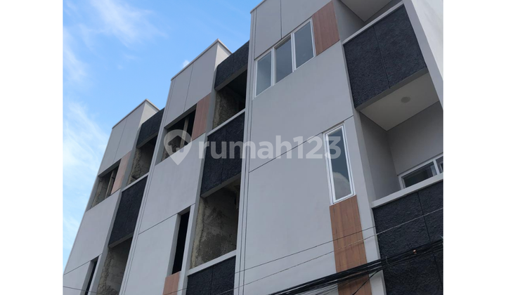 Rumah Rooftop Modern 3 Lantai, Strategis 30 Menit SCBD Area - SHM