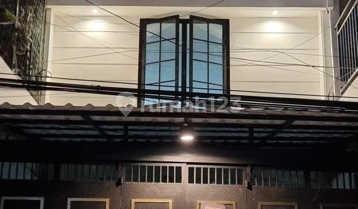 RUKO ELEGAN 3 LANTAI PLONG, SIAP HUNI & USAHA – DEKAT JALAN RAYA, LOKASI MENGUNTUNGKAN!