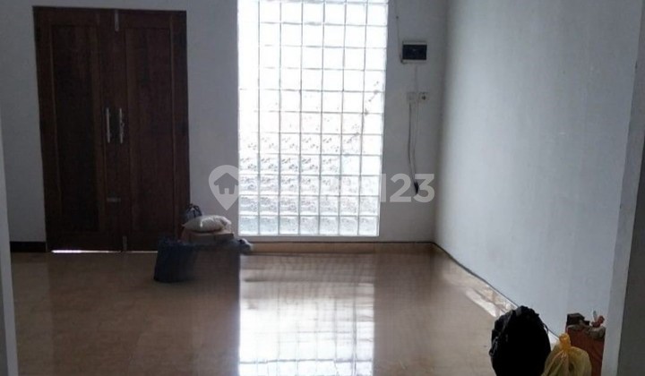 RUMAH DI KAVLING POLRI JELAMBAR LINGKUNGAN TENANG