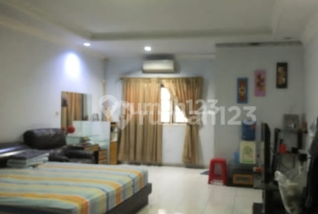 RUMAH DI JELAMBAR POSISI STRATEGIS 2