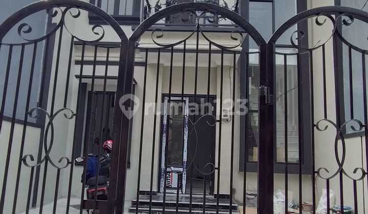 AMERICAN CLASSIC! RUMAH BARU TAMAN RATU DALAM KOMPLEK