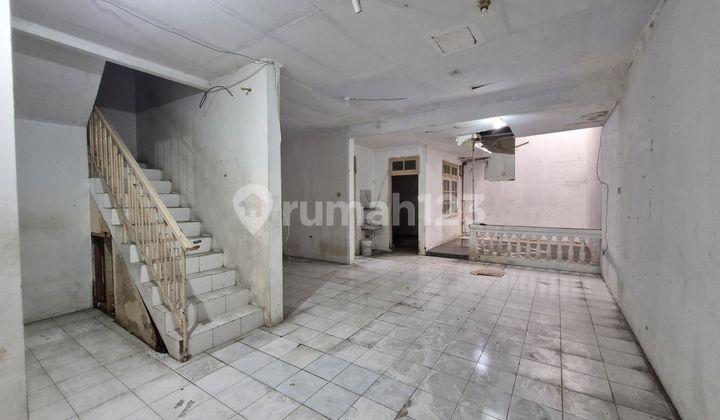 Rumah Strategis Di Taman Ratu 2