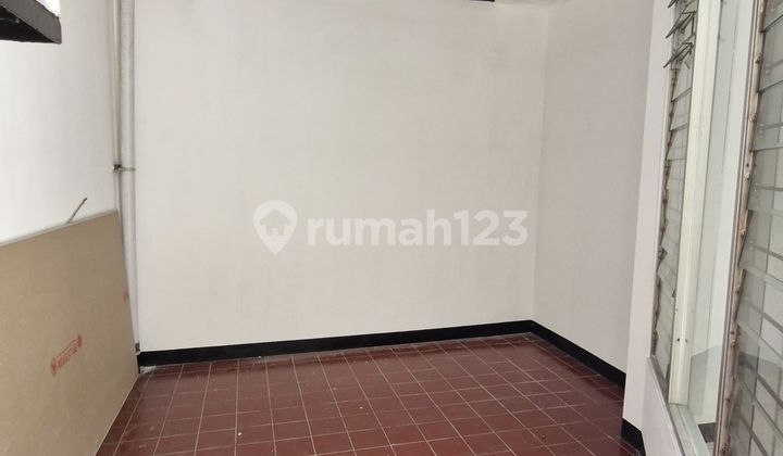 Rumah Strategis Di Taman Ratu 2